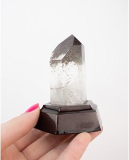 Ponta Polida Cristal com Clorita na Base de Madeira Marrom 148 gramas